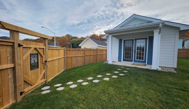 Cozy bungalow minutes from the beach and the beautiful downtown of Port Stanley!