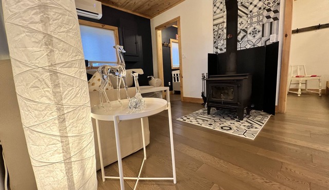 Cozy Cabin 20m South of Tobermory-firepit, yard & gorgeous backyard spa