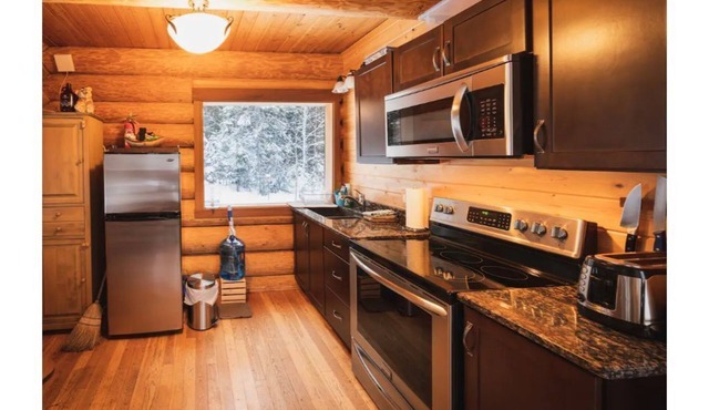 Cozy cabin for couples to unplug in the Blaeberry