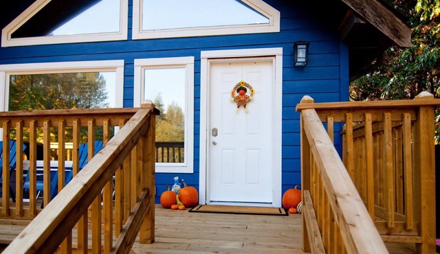 Cozy Cabin steps from the Oyster River