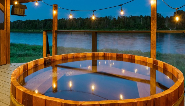 Cozy Cabin with Large Cedar Hot Tub