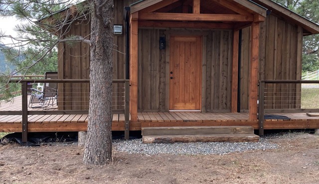 Cozy cabin with WiFi and AC in charming Merritt