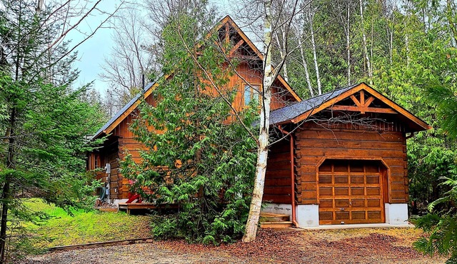 Cozy Confederation Log Home. Georgian Bay Living! Close to everything!