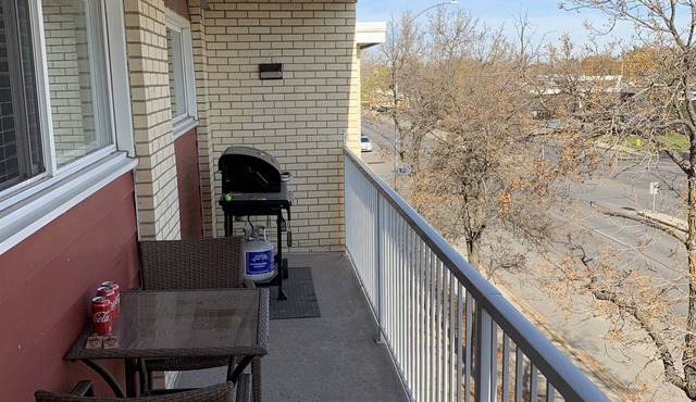 Cozy condo, close to Northgate mall and Ring road.