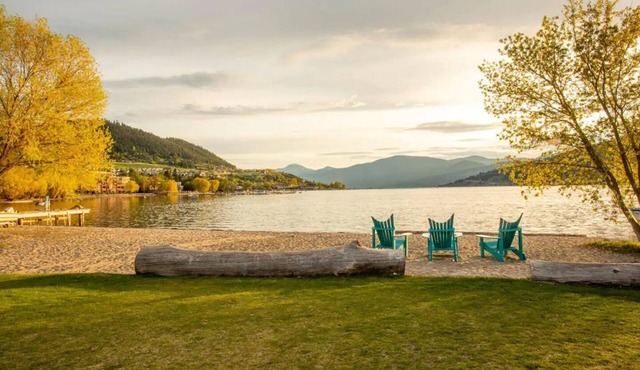 Cozy Condo Steps to Lake