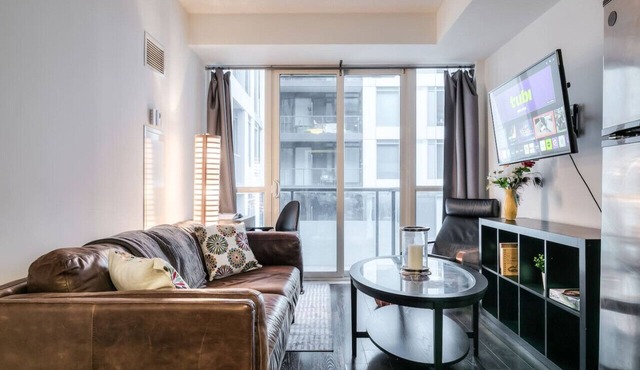 Cozy Condo w/Balcony + Workspace in Downtown