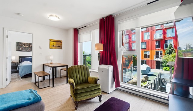 Cozy condo with excellent views, 5 mins to arena