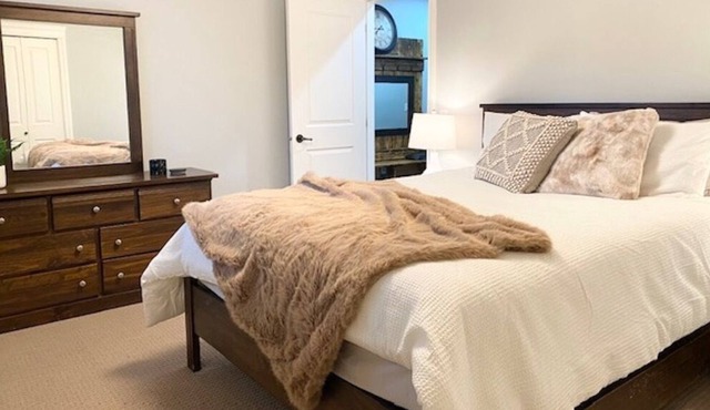 Cozy condo with mountain views