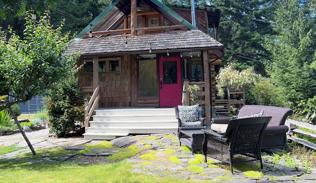 Cozy cottage in the woods, 11 minutes drive from town