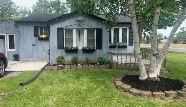 Cozy Cottage Retreat at Lake Huron - Private Beach (Pet Friendly)