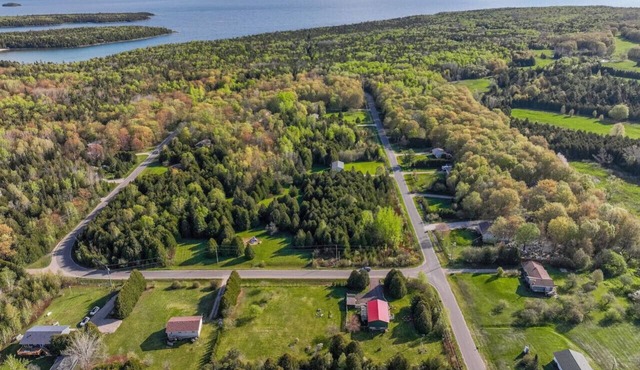 Cozy Cottage with AC In Tobermory