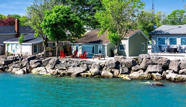 Cozy Cottage with Beautiful Views of Lake Erie from the Private Deck in Kingsville, Ontario