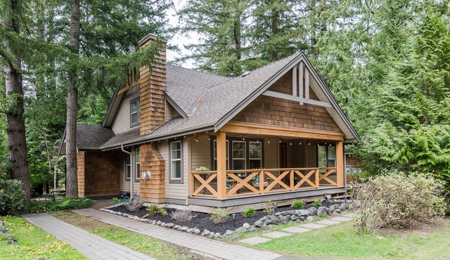 Cozy Cultus Cottage with Shared Pool and Hot Tub. Pet-Friendly!