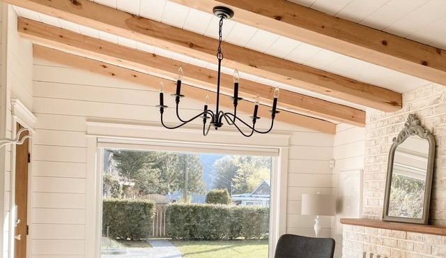 Cozy Cultus Lake Cottage