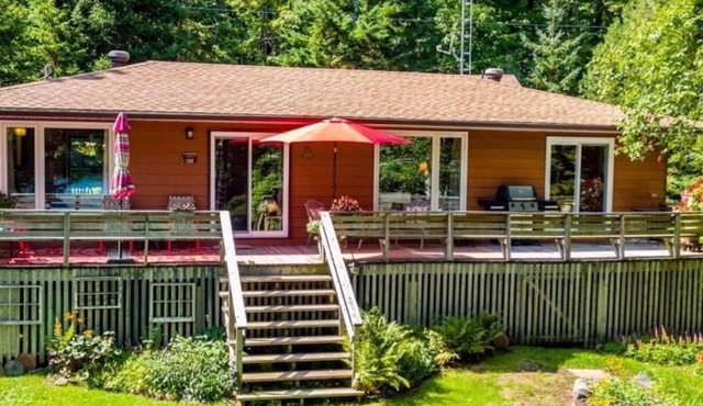 Cozy Family Cottage on Forty Miles of Lakes