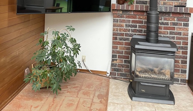 Cozy family home in Davis Bay close to beach. Outdoor sauna and large backyard.