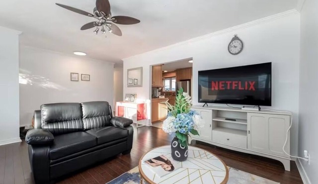 Cozy family House 4 BED ROOMS 4 QUEEN BED PLUS kids play Room large yard new AC