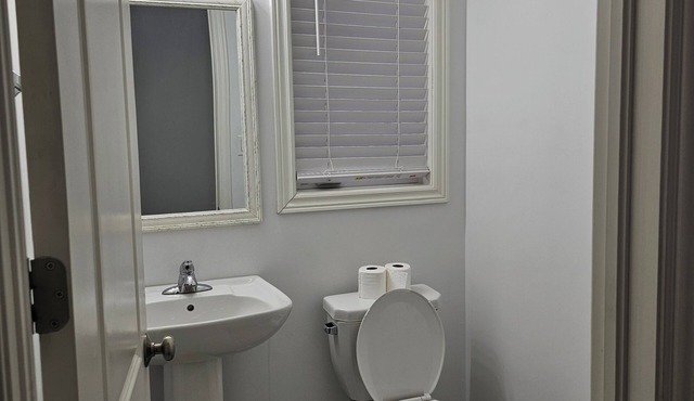 Cozy Family Size Home in a quite neighbourhood with proximity to restaurants