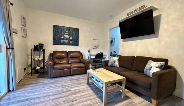 Cozy Garden Suite with Spacious Patio & Free Parking: Your Private Retreat!