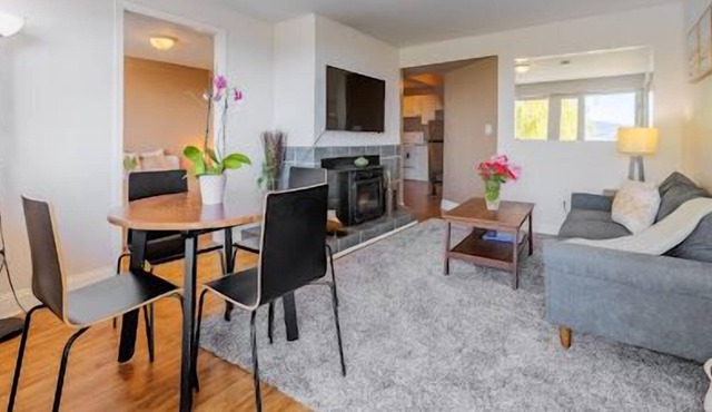 Cozy ground level suit with private garden , amazing views and pet friendly!
