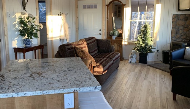 Cozy Guest cottage waterfront with screened in gazebo