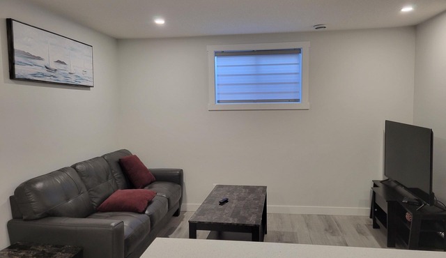 Cozy Guest suite in Airdrie 2 Queen beds