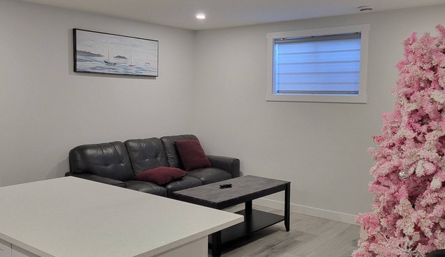 Cozy Guest suite in Airdrie 2 Queen beds