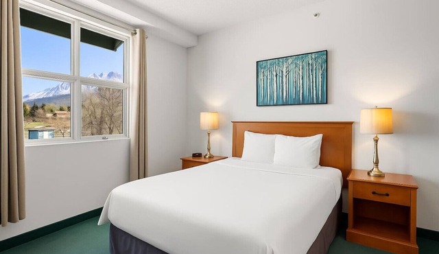 Cozy Hideaway w/Mtn Views, Near DT Canmore&Banff