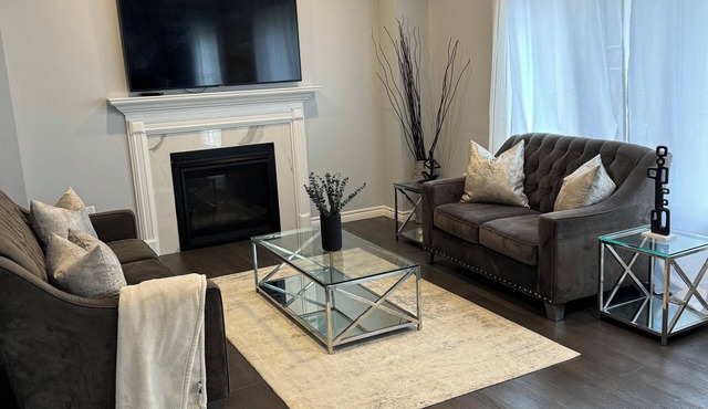 Cozy home in quiet family-friendly neighbourhood!