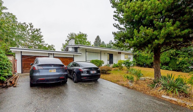 Cozy Home near beautiful Mill Lake in Abbotsford. Minutes away from Highway