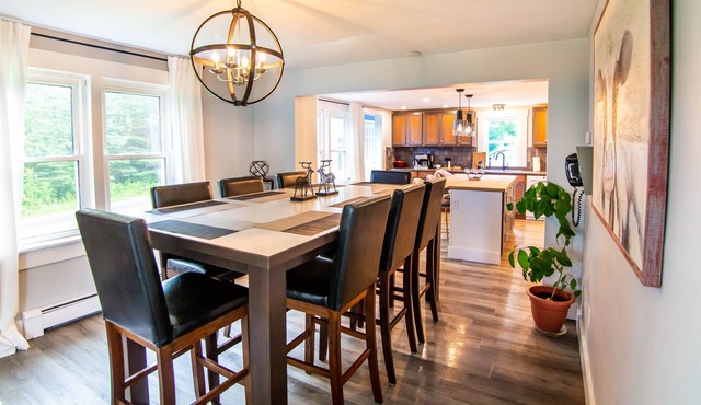 Cozy Home With Hot Tub, Riverside Hikes, Fire Pit, Game Room, Yoga Room & More!