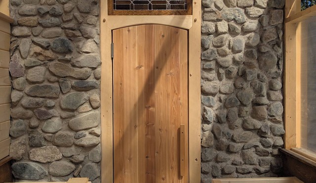 Cozy home w/wood fired sauna - next to 100km+ ski/bike trails. Pet friendly!