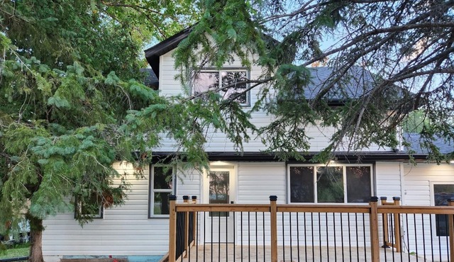 Cozy home with a fireplace in the living room, 25 minutes from Winnipeg!