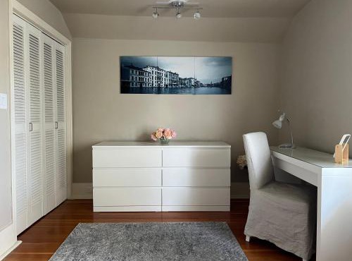 Cozy homestay in the master bedroom of a River Heights home