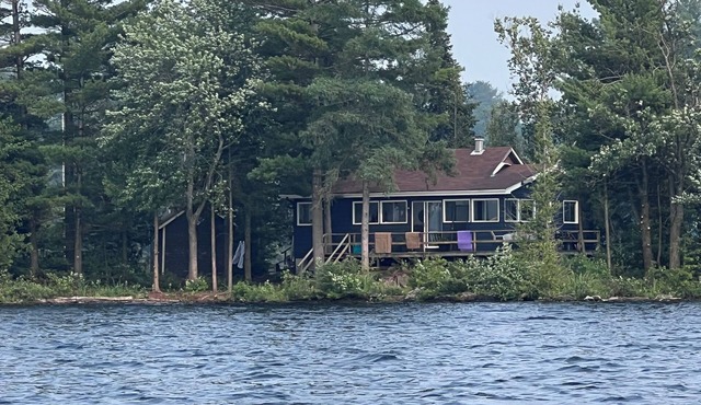 Cozy island cottage on Stoney Lake