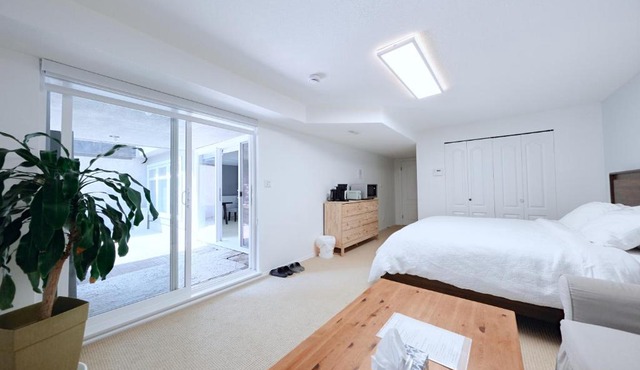 Cozy King Suite Near Ferry & Beach