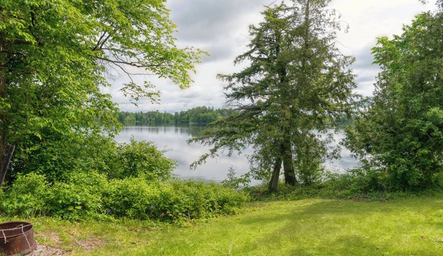 Cozy Lake Escape: 2-Bed with Bunk, Sleeps 4, Full Kitchen & AC