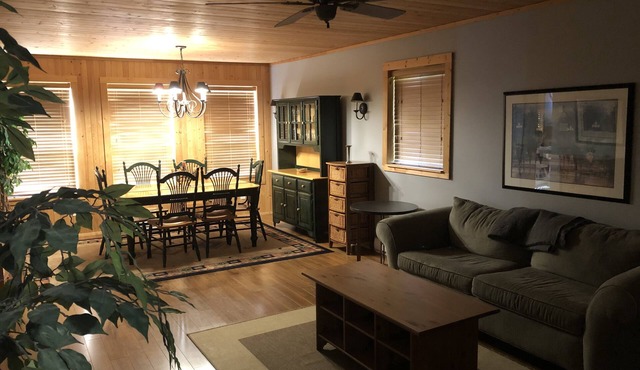 Cozy lakefront cabin