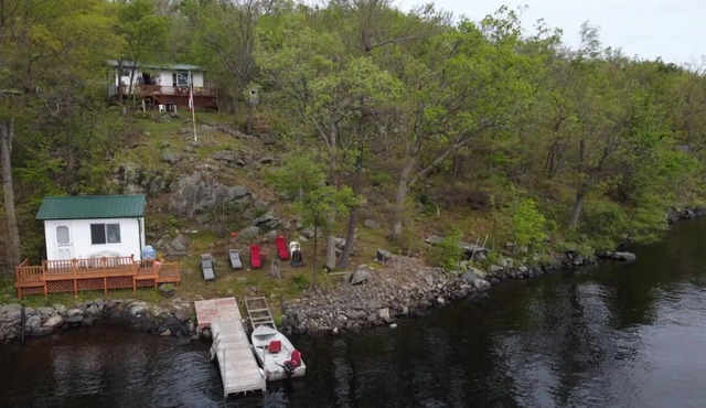 Cozy lakefront cottage, 2 hours from Toronto!