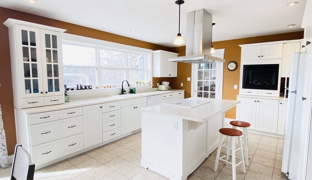 Cozy Lakefront House in Bedford