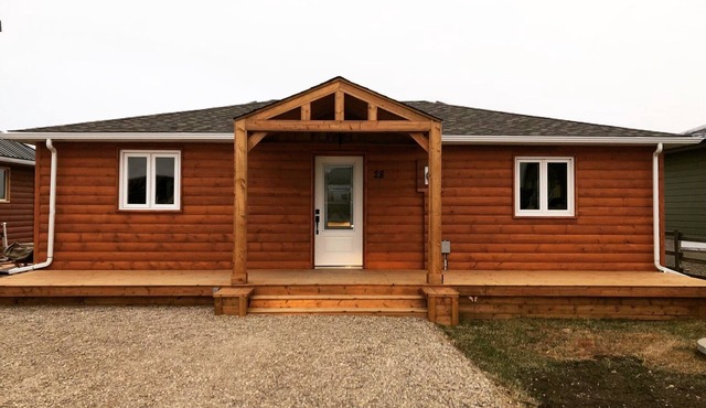 Cozy lakeside cabin 30 minutes from Waterton National Park