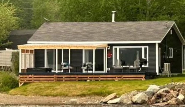 Cozy Lakeside Cottage with hot tub, games room, kayaks and paddle boards.