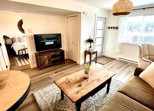 Cozy Lakeview Suite