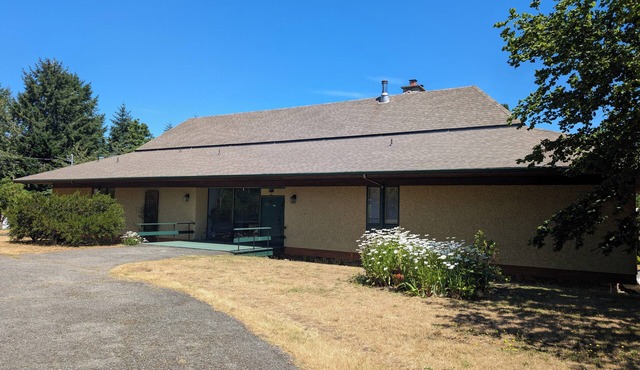 Cozy Lodge with Beach Access, Pool