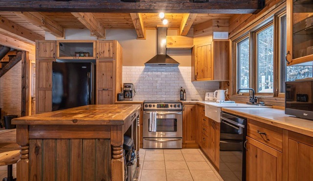 Cozy Log Cabin in Woods with Spa