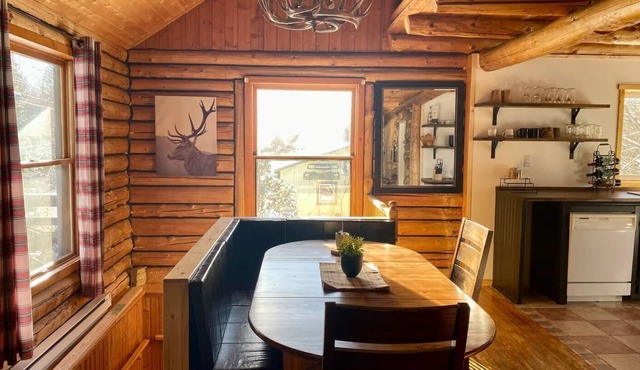 Cozy log cottage + TreeHouse