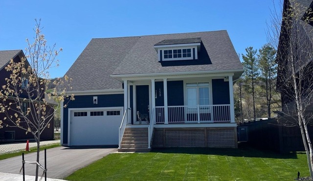 Cozy open concept HILL VIEW house, walk to Ski & Village, outdoor hot tub & pool