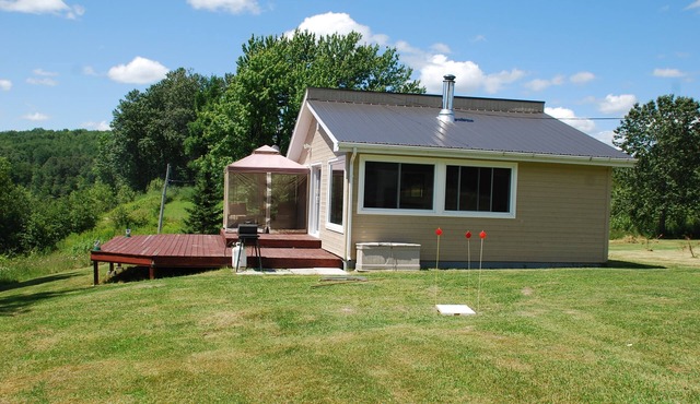 Cozy & Pet-friendly Lakefront Cottage