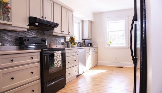 Cozy Prince Edward County home with a pool, near the beach