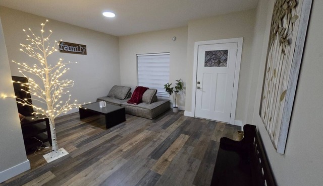 Cozy private 1 Bed Suite near UFV, Abbotsford hospital, Airport, Shops & Hwy 1 !